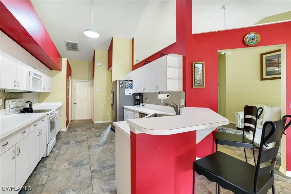 1920 Piccadilly Circus Naples FL 34112
