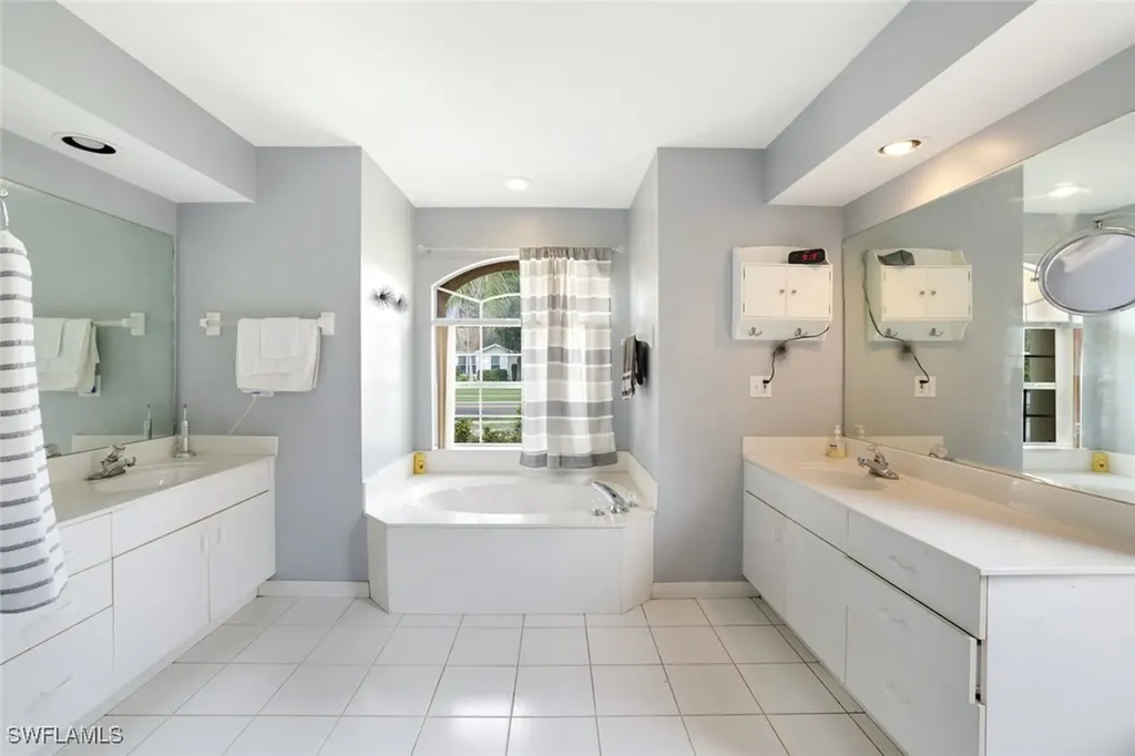 1920 Piccadilly Circus Naples FL 34112