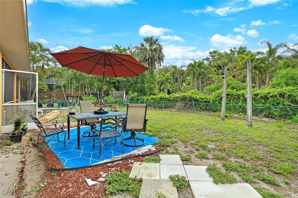 1920 Piccadilly Circus Naples FL 34112