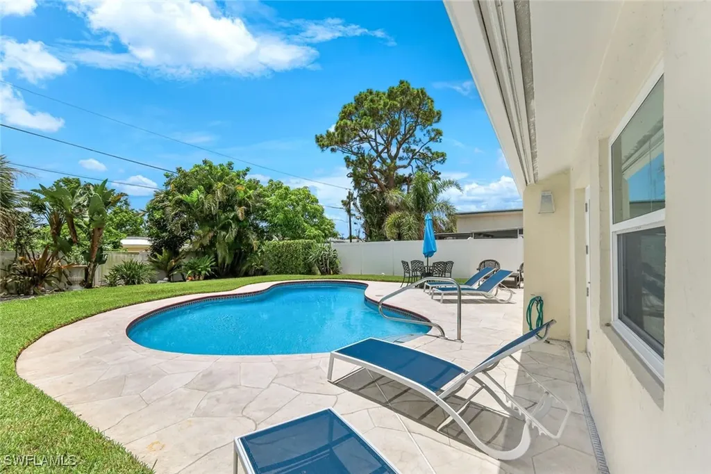 636 98th Avenue N Naples FL 34108