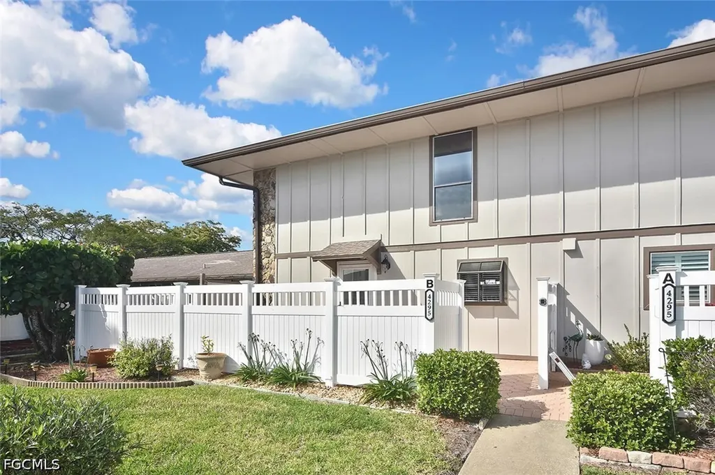 4295 Island Circle Fort Myers FL 33919