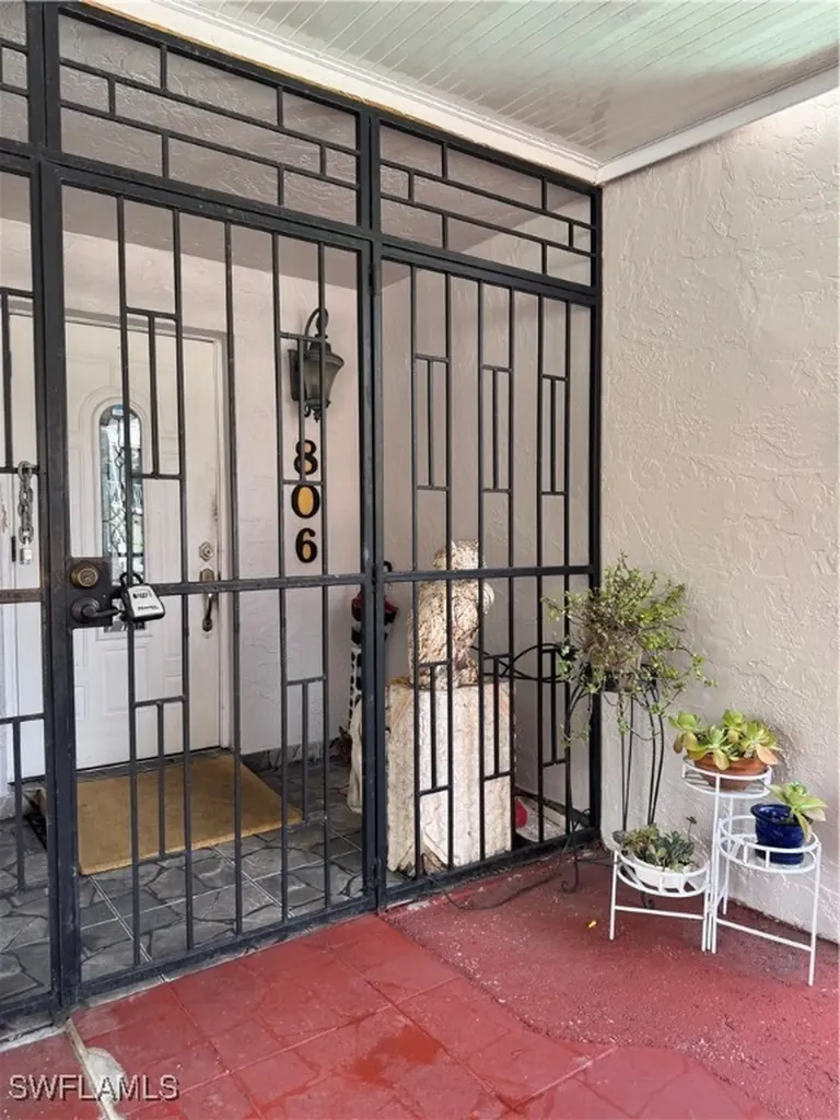 806 W 80 Place Hialeah FL 33014