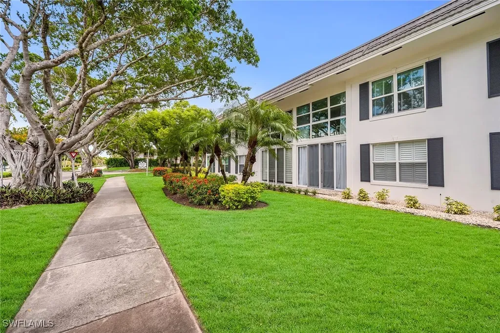 290 Banyan Boulevard Naples FL 34102