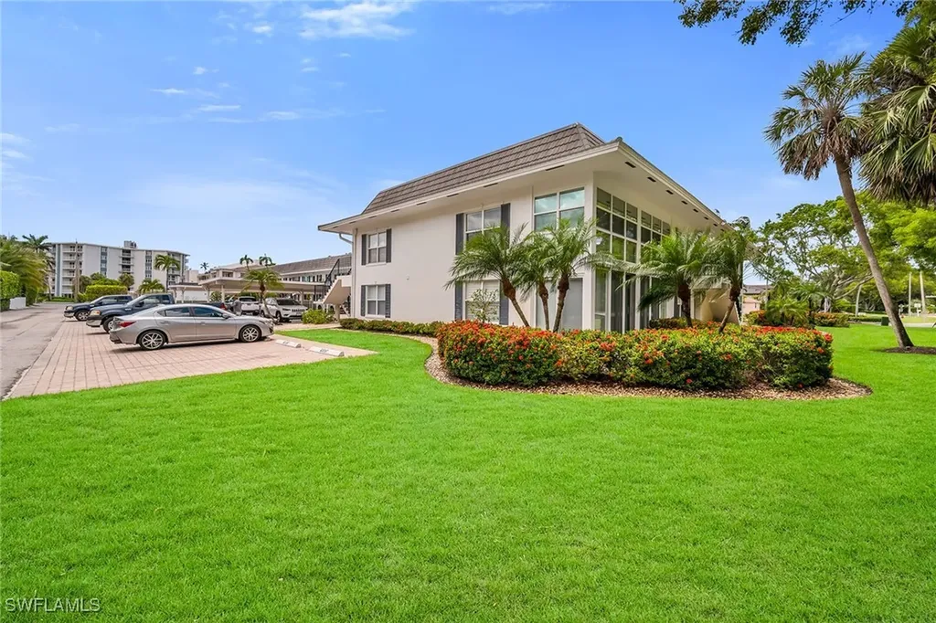 290 Banyan Boulevard Naples FL 34102