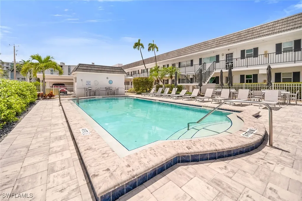 290 Banyan Boulevard Naples FL 34102