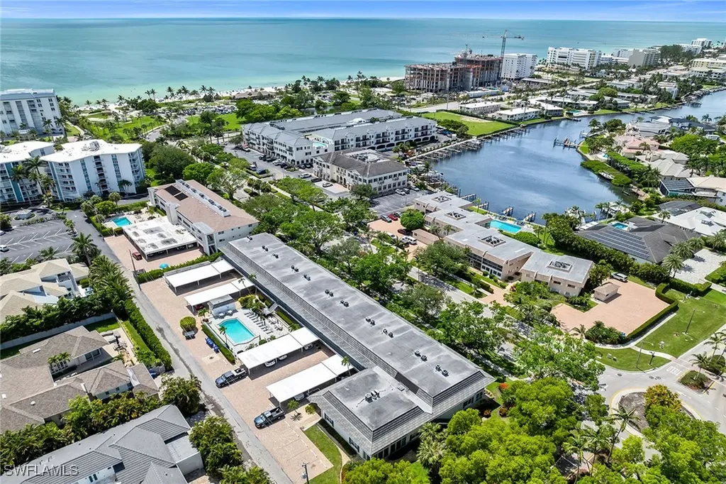 290 Banyan Boulevard Naples FL 34102