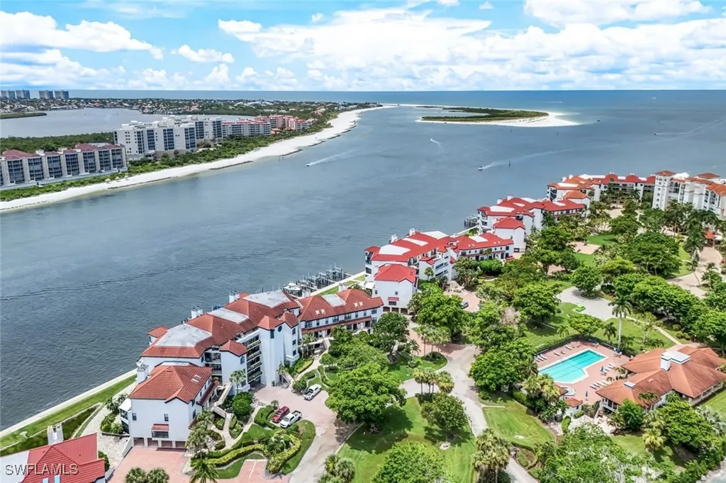 210 La Peninsula Boulevard Naples FL 34113