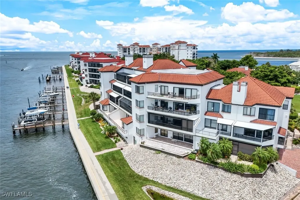 210 La Peninsula Boulevard Naples FL 34113