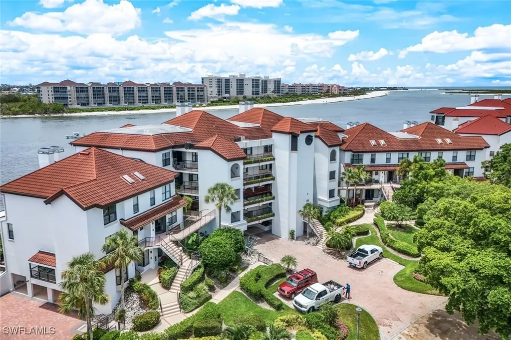 210 La Peninsula Boulevard Naples FL 34113