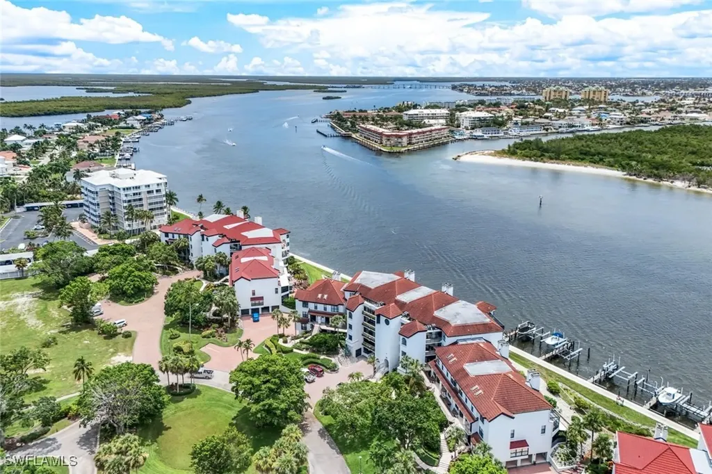 210 La Peninsula Boulevard Naples FL 34113