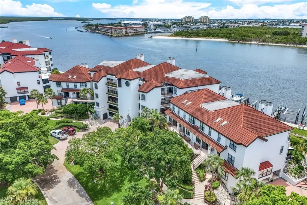 210 La Peninsula Boulevard Naples FL 34113