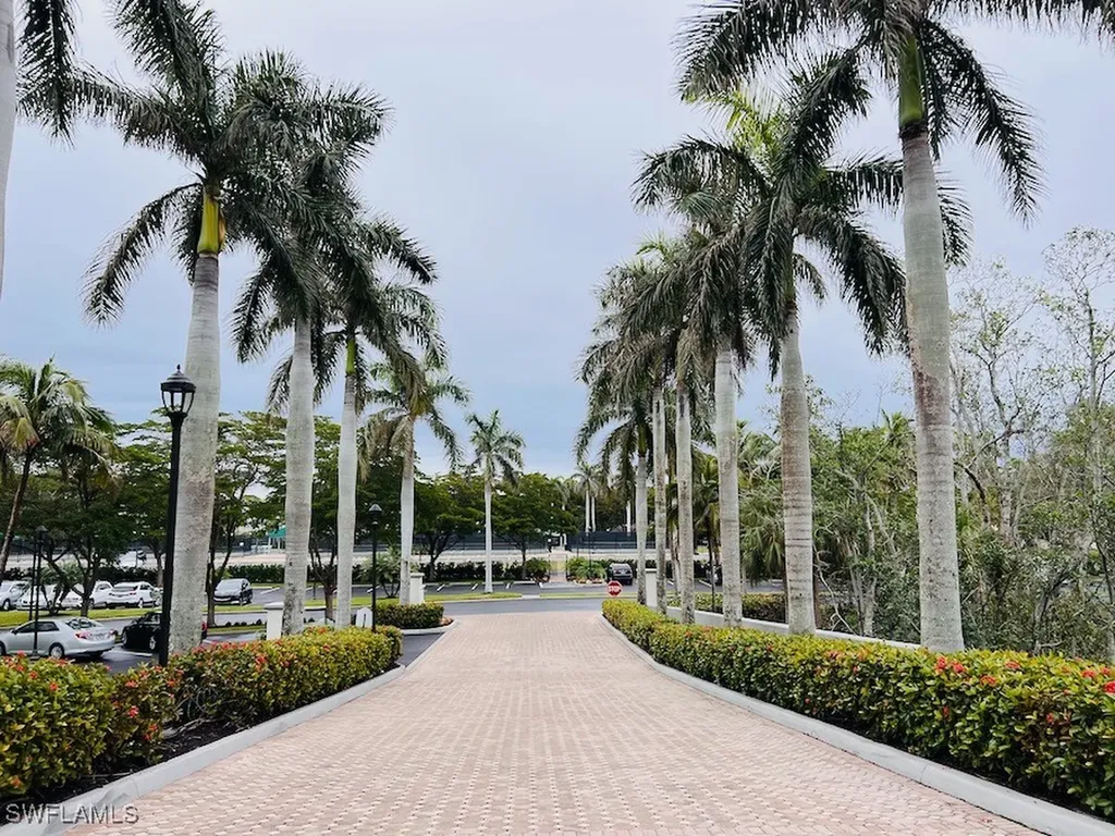 425 Cove Tower Drive Naples FL 34110