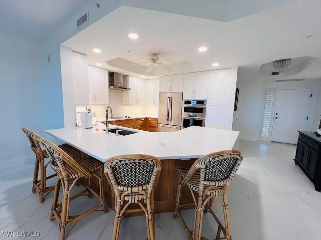 425 Cove Tower Drive Naples FL 34110