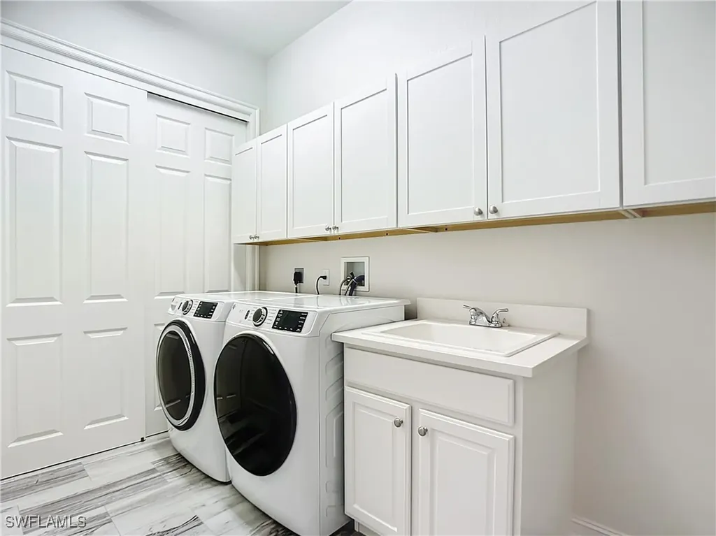 4752 Stratford Court Naples FL 34105