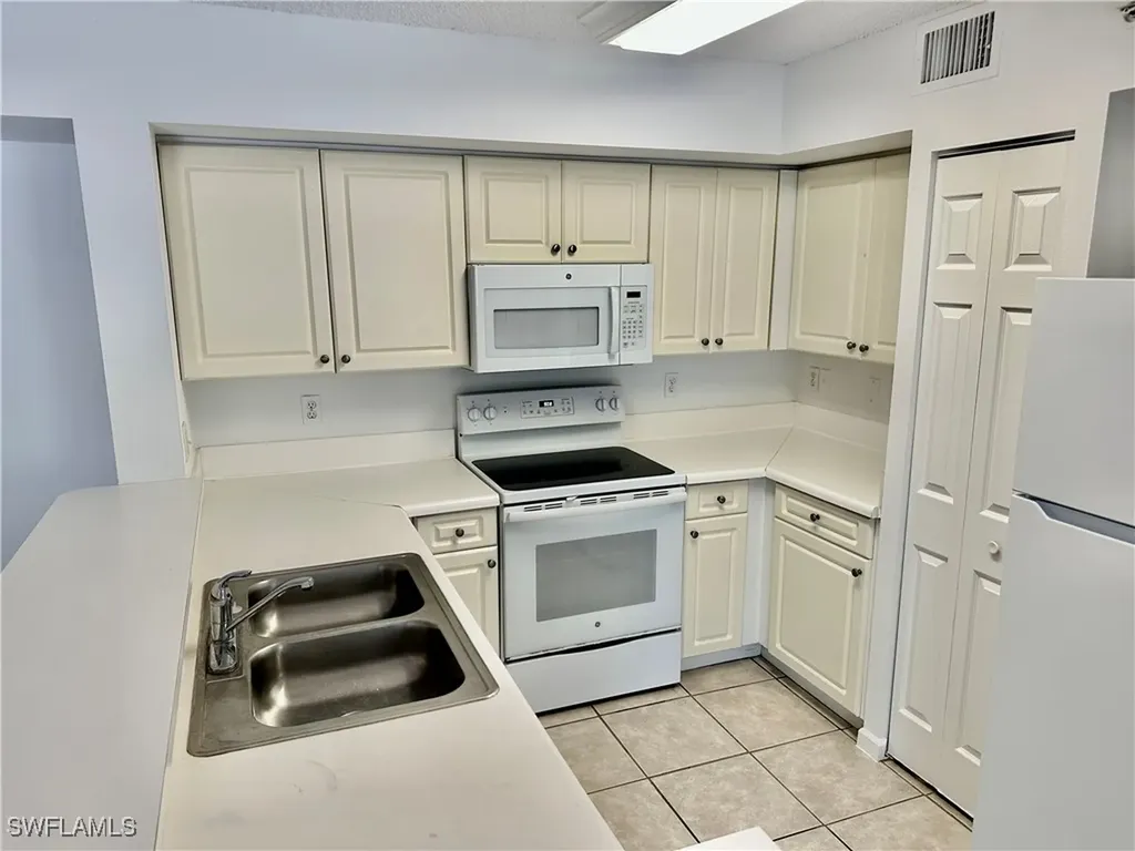 1260 Wildwood Lakes Boulevard Naples FL 34104