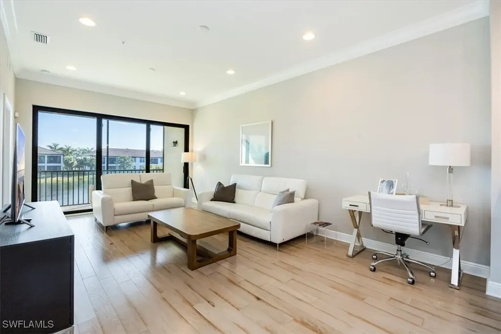 Naples FL, 15102 Palmer Lake Circle, Unit 201