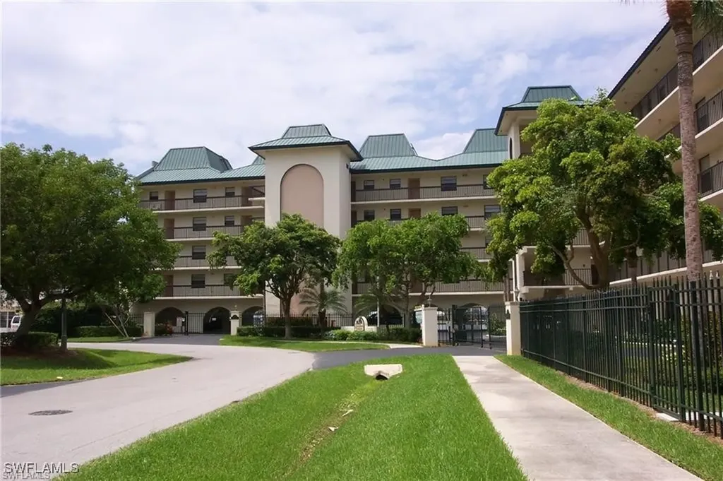 271 Southbay Drive Naples FL 34108