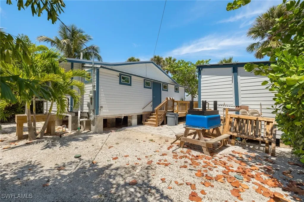 1039 & 1041 Periwinkle Way Sanibel FL 33957