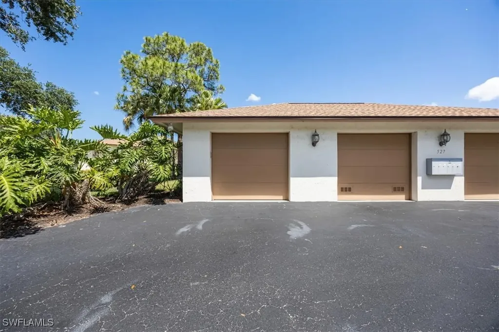 527 Lake Louise Circle Naples FL 34110