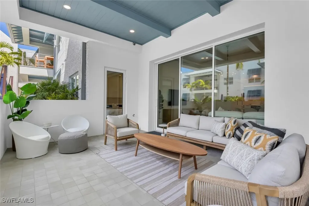 201 8th Street S Naples FL 34102
