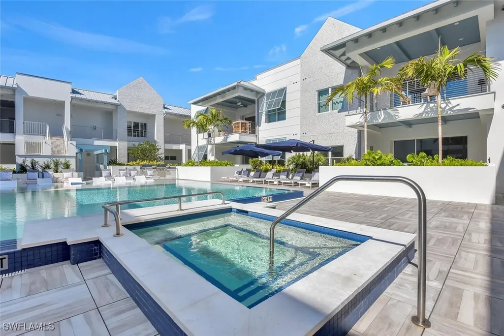 201 8th Street S Naples FL 34102