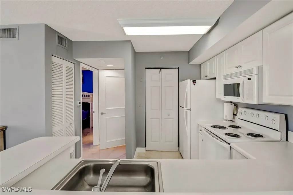 1265 Wildwood Lakes Boulevard Naples FL 34104