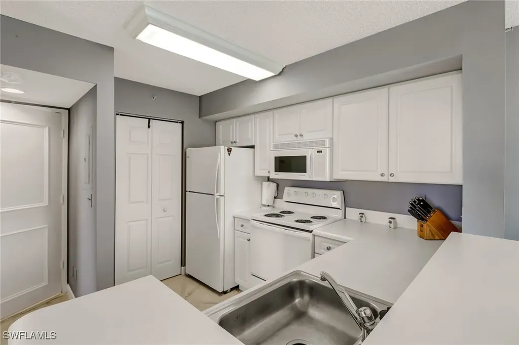 1265 Wildwood Lakes Boulevard Naples FL 34104