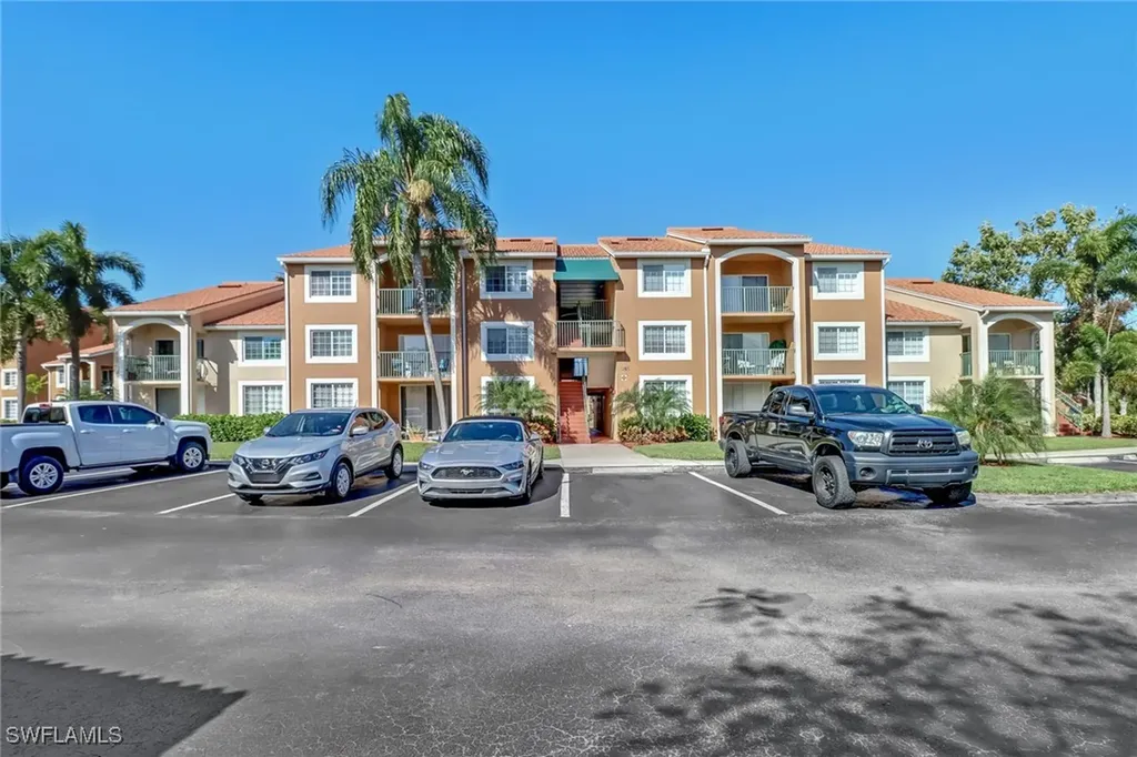 1265 Wildwood Lakes Boulevard Naples FL 34104