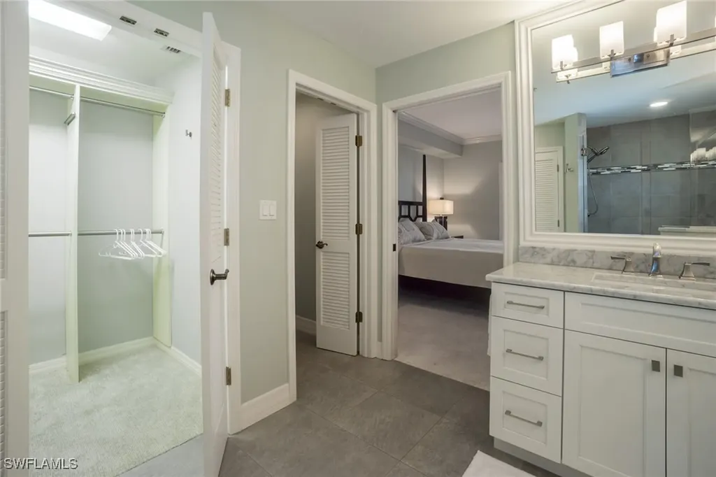 450 Bayfront Place Naples FL 34102-6468