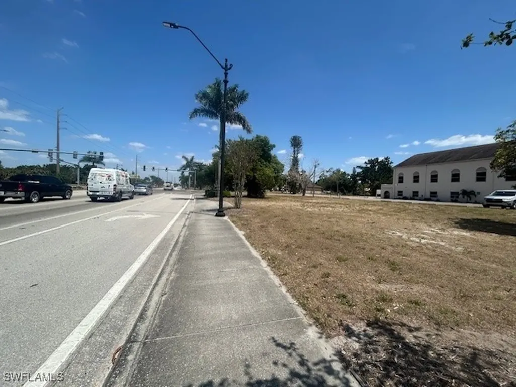 2756 Drive Martin Luther King Jr Boulevard Fort Myers FL 33916