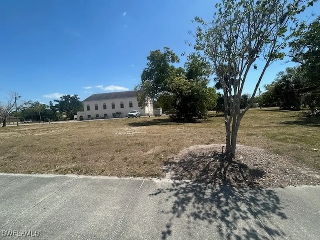 2756 Drive Martin Luther King Jr Boulevard Fort Myers FL 33916