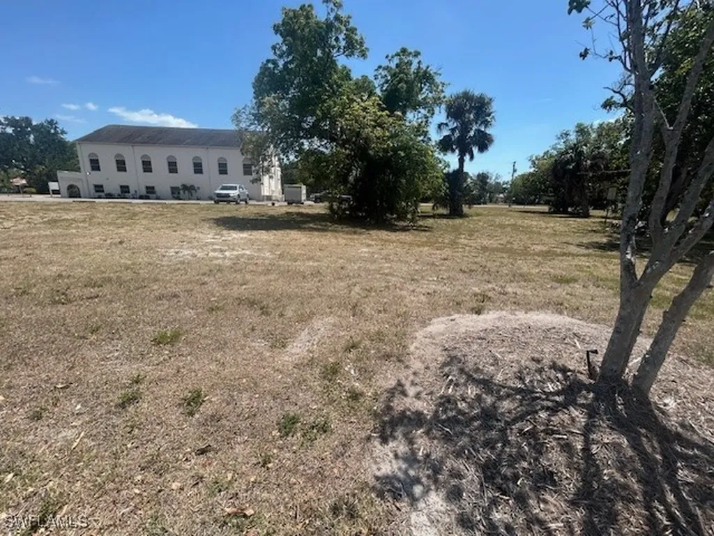 2756 Drive Martin Luther King Jr Boulevard Fort Myers FL 33916