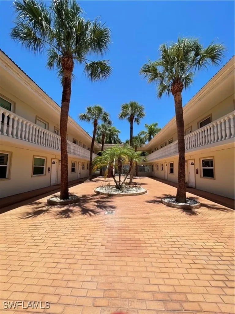 980 7th Avenue S Naples FL 34102