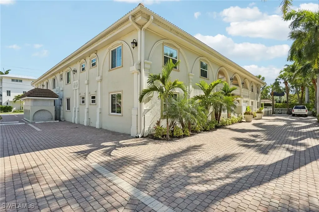 980 7th Avenue S Naples FL 34102