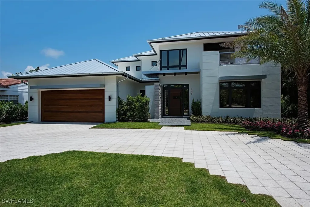 688 3rd Street N Naples FL 34102