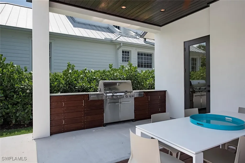 688 3rd Street N Naples FL 34102