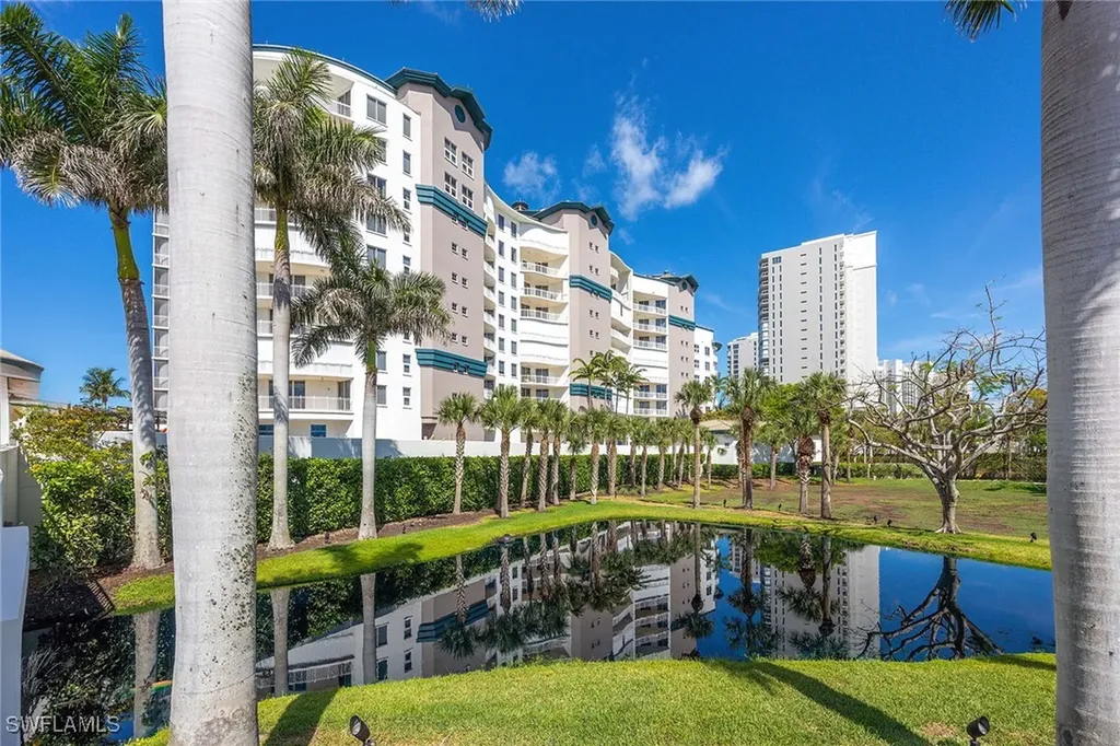 Naples FL, 13675 Vanderbilt Drive, Unit 510