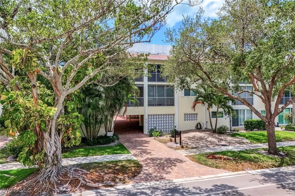 232 Banyan Boulevard Naples FL 34102