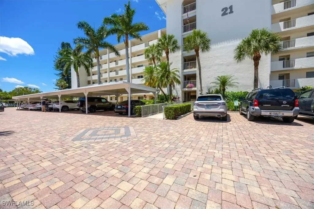 21 High Point Circle E Naples FL 34103
