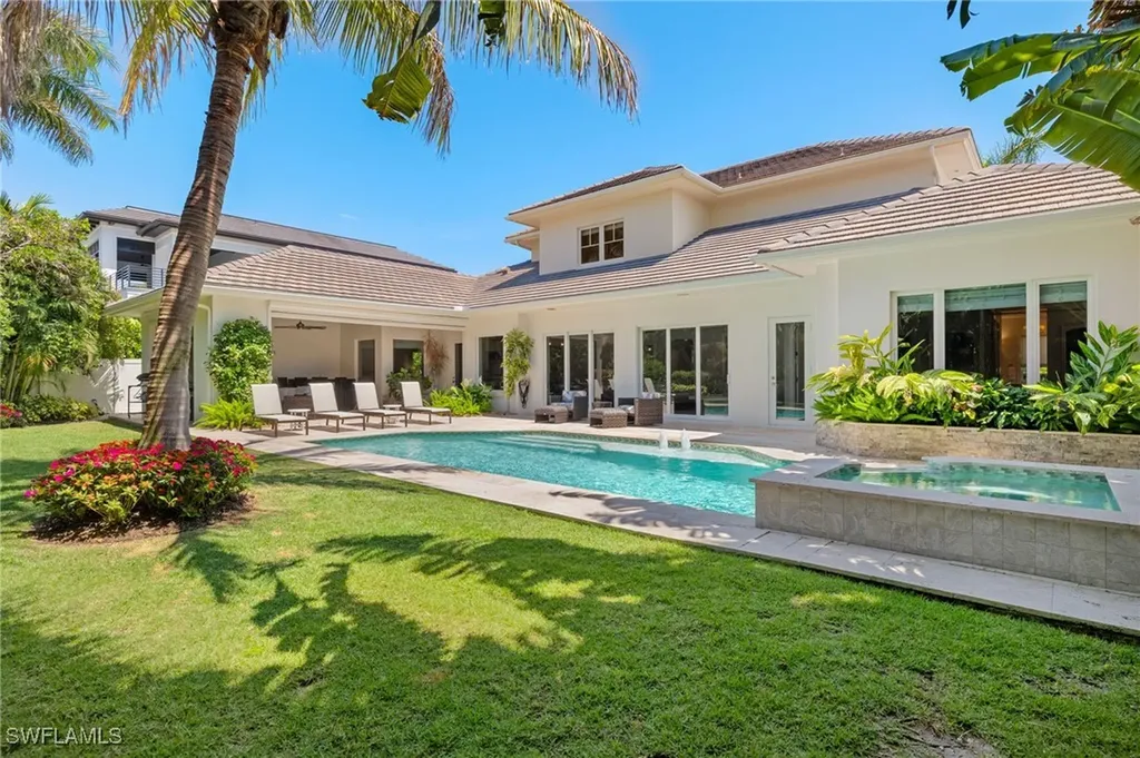 655 7th Avenue N Naples FL 34102