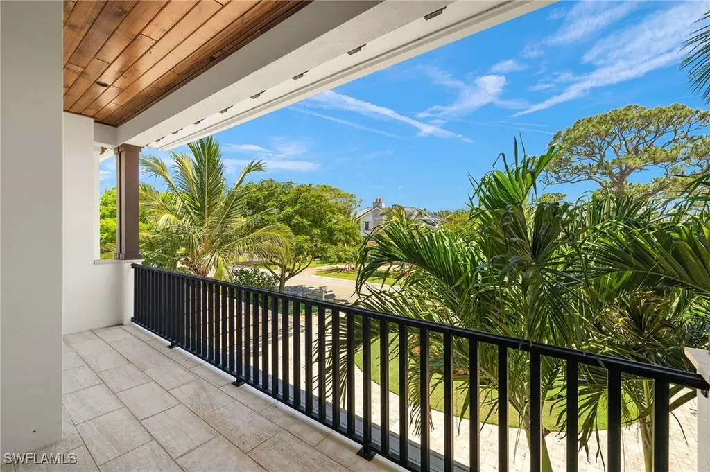 655 7th Avenue N Naples FL 34102