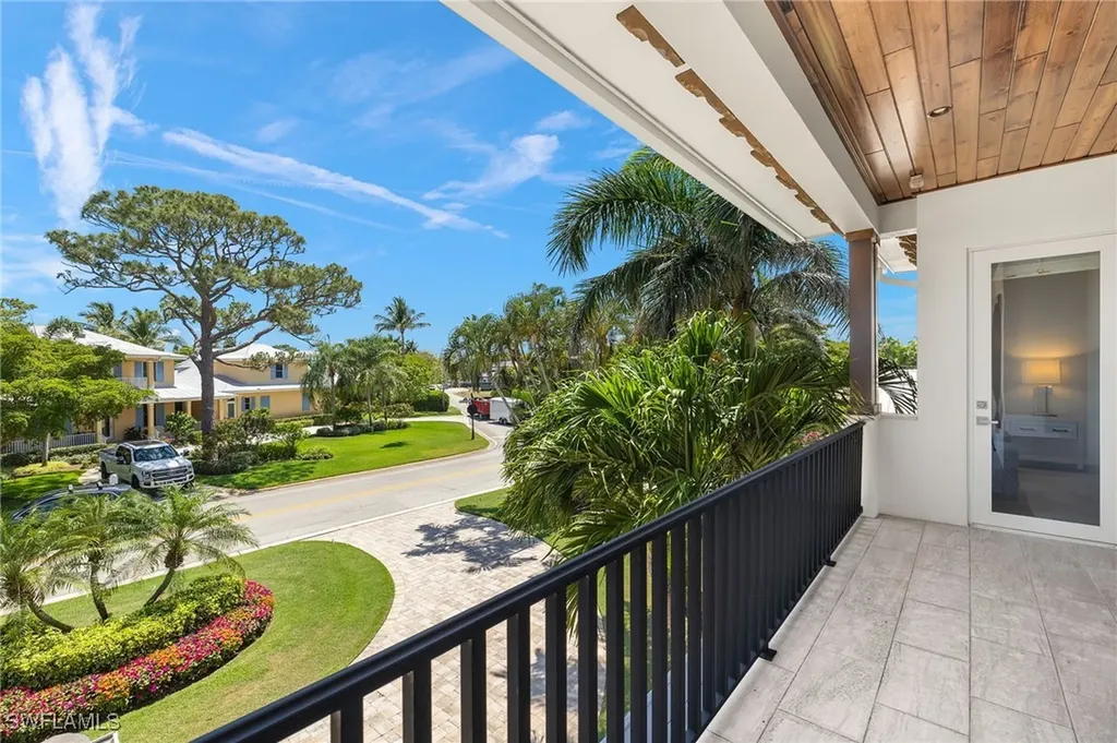 655 7th Avenue N Naples FL 34102