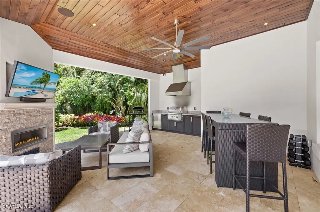 655 7th Avenue N Naples FL 34102