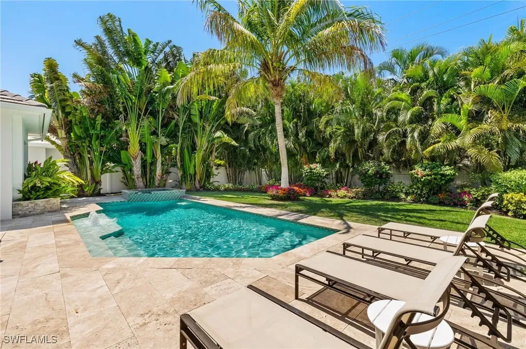655 7th Avenue N Naples FL 34102