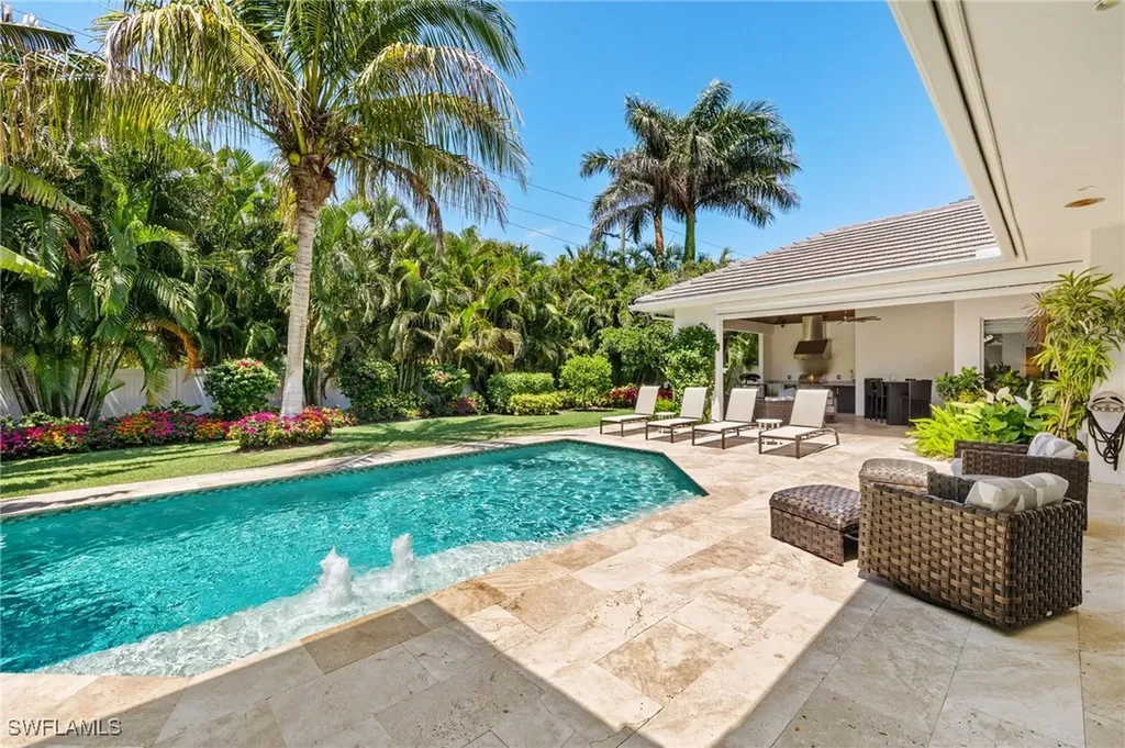 655 7th Avenue N Naples FL 34102
