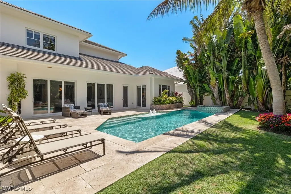 655 7th Avenue N Naples FL 34102