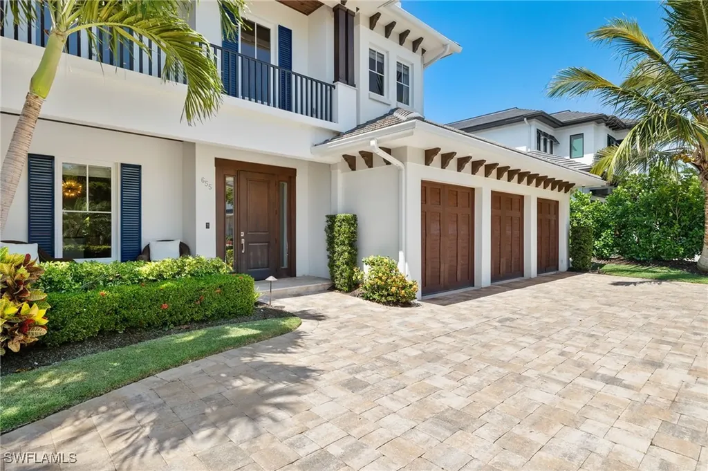 655 7th Avenue N Naples FL 34102