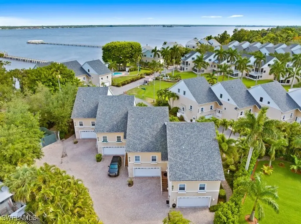 819 James Street Fort Myers FL 33916