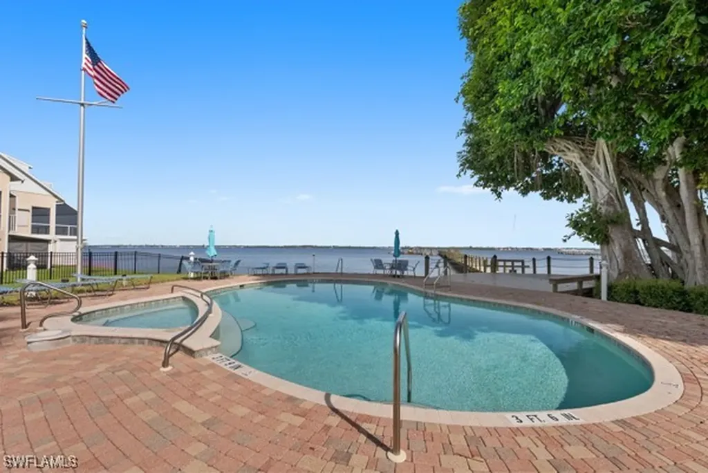 819 James Street Fort Myers FL 33916