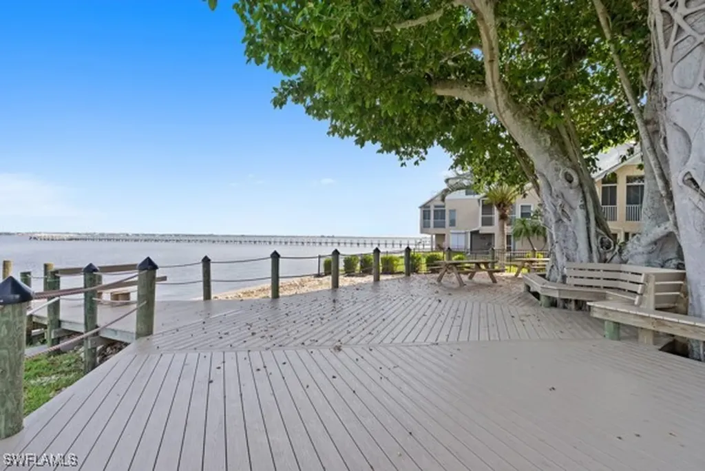 819 James Street Fort Myers FL 33916